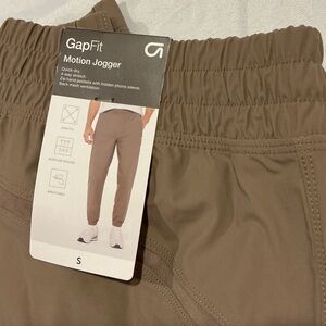 NWT men’s GAPFIT motion joggers color taupe size SMALL